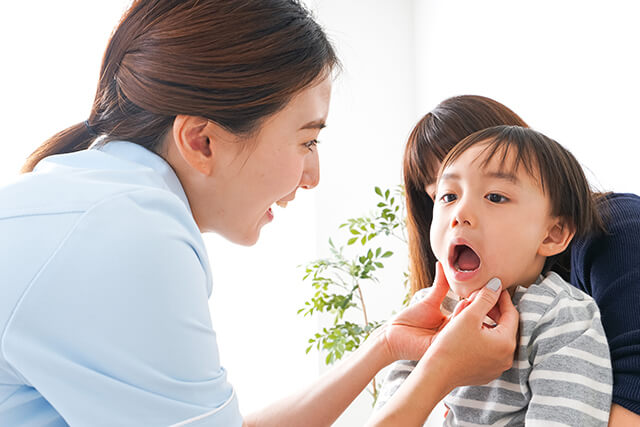 子供の口の中をチェックしている様子